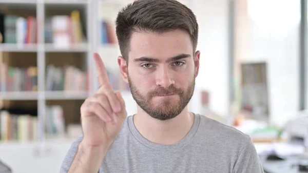 Retrato de No, Joven rechazando agitando el dedo — Foto de Stock