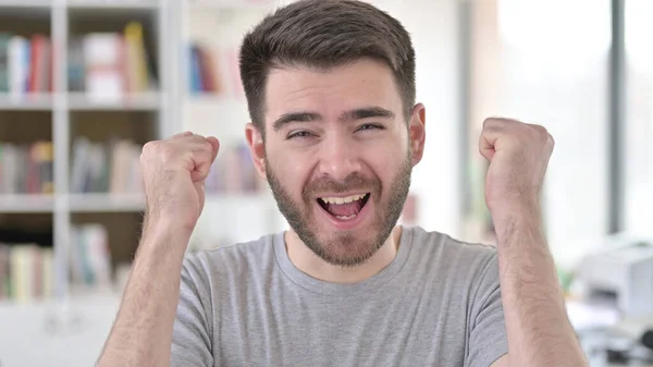 Porträt eines aufgeregten jungen Mannes, der Erfolg feiert — Stockfoto