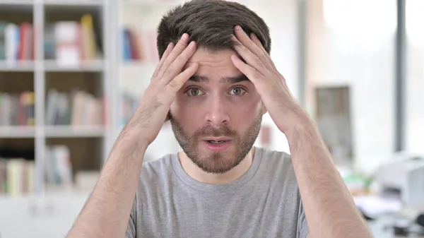 Retrato del joven reaccionando a la pérdida, el fracaso — Foto de Stock