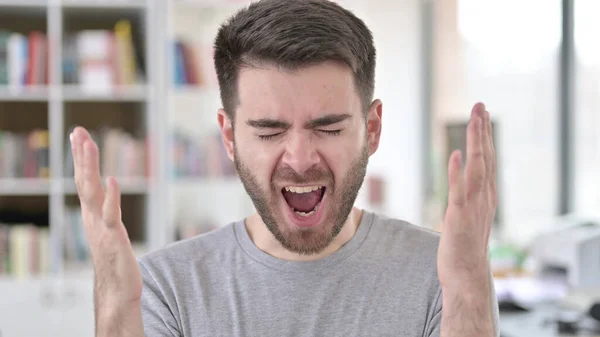Портрет разгневанного молодого человека, кричащего, кричащего — стоковое фото