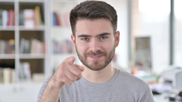 Porträt eines attraktiven jungen Mannes, der auf die Kamera zeigt — Stockfoto