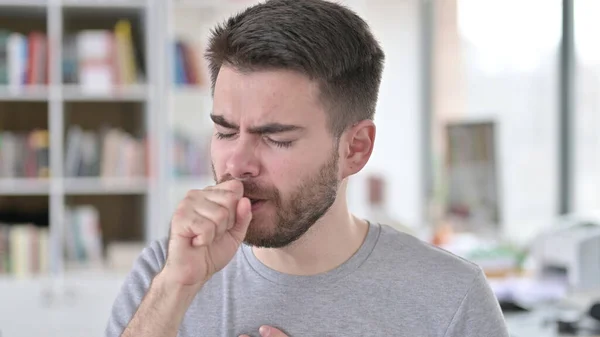 Porträt eines kranken, allergisch hustenden jungen Mannes — Stockfoto