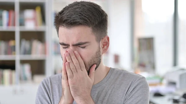 Retrato de un joven alérgico estornudando — Foto de Stock