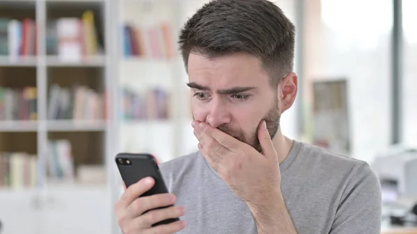 Portrait of Young Man reacting to Loss on Smartphone — Stock Photo, Image