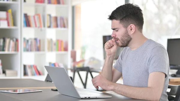 Tosse Giovane utilizzando il computer portatile in ufficio — Foto Stock