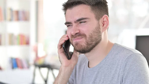 Primo piano di sconvolto giovane litigare durante il colloquio telefonico — Foto Stock