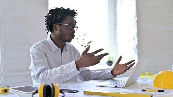 Ingegnere di architettura africana che fa videochat sul computer portatile in ufficio — Foto Stock