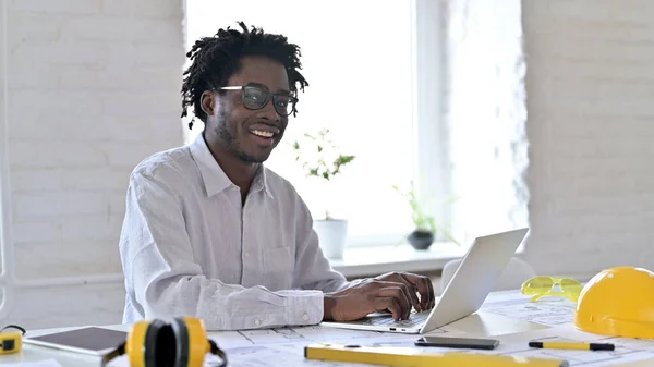 사무실에 카메라 앞에서 웃고 있는 아프리카 기술자 — 스톡 사진