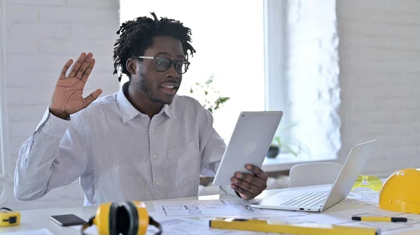 Jovem Engenheiro de Arquitetura Africano fazendo Video Chat no Tablet no Escritório — Fotografia de Stock