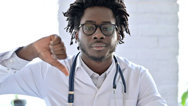 Portrait de médecin africain faisant pouce vers le bas — Photo
