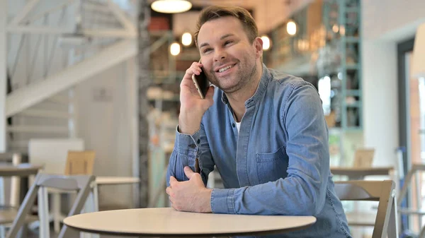 Hombre Casual Hablando en Smartphone en Café —  Fotos de Stock
