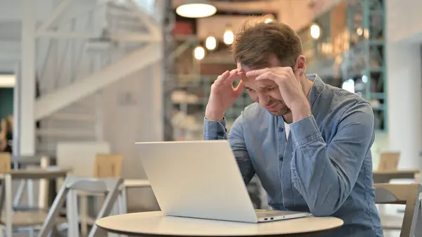 Homem frustrado com dor de cabeça no café — Fotografia de Stock