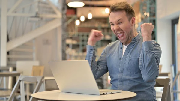 Uomo casuale che celebra il successo sul computer portatile in Cafe — Foto Stock