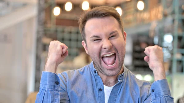 Feliz Casual Homem Animando Sucesso, Ganhando — Fotografia de Stock