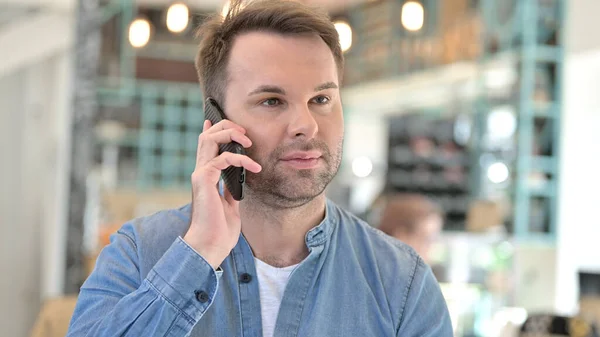 Conversación telefónica, hombre casual hablando por teléfono — Foto de Stock