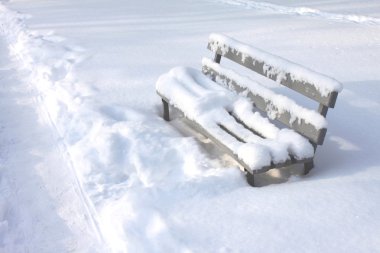 Kış aylarında karla kaplı tezgah Şehir Parkı arasında kar sürüklenir