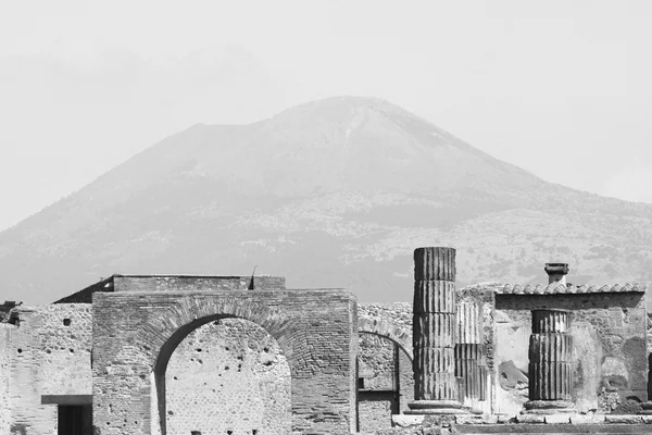 Las ruinas de Pompeya cerca del volcán Vesubio, Italia. Foto en blanco y negro . — Foto de Stock