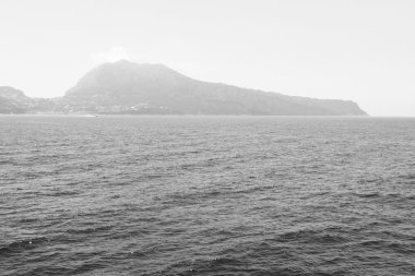 Siyah beyaz manzara dağlar ve deniz ile