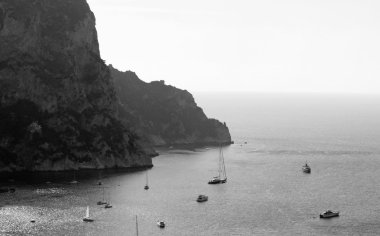 Siyah beyaz manzara dağlar ve deniz ile