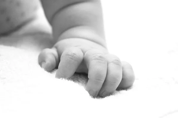 Рука маленького ребенка крупным планом / черно-белое фото в стиле ретро — стоковое фото
