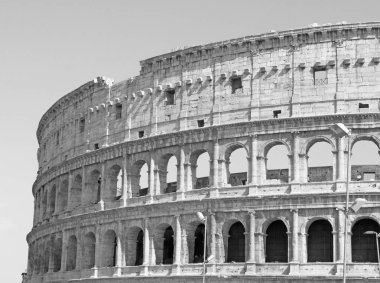 Siyah ve beyaz fotoğraf Roma'da büyük Colosseum