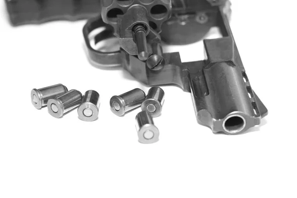 Револьвер с пулями крупным планом на белом фоне / черно-белое фото — стоковое фото