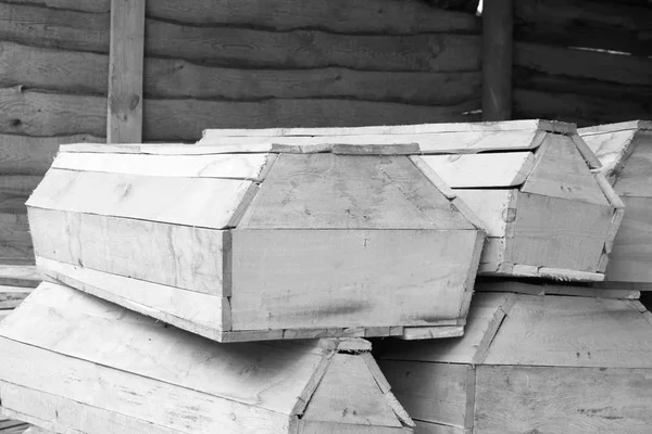 Trä kistor av olika storlekar / svart och vit foto — Stockfoto