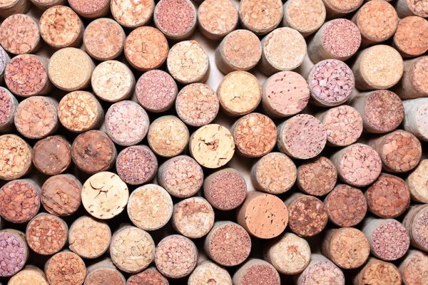 Bakgrund av begagnade vin korkar. Vägg av många olika vin korkar. Närbild av vin korkar. — Stockfoto