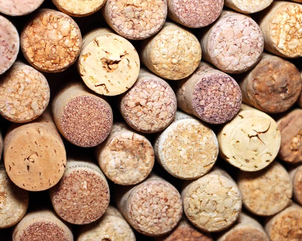 Parede de muitas rolhas de vinho diferentes. Fechar as rolhas de vinho. Close up de vinho de cortiça . — Fotografia de Stock