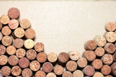 Kağıt arka plan metni üzerinde şarap mantarlar.