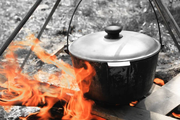 Panela para cozinhar em uma fogueira — Fotografia de Stock