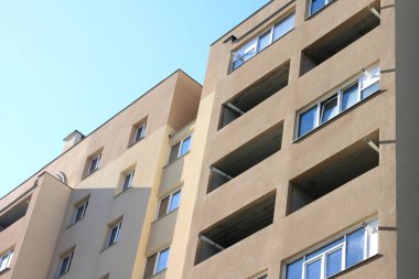 Güzel çok katlı modern bir binada windows ve balkon cephe