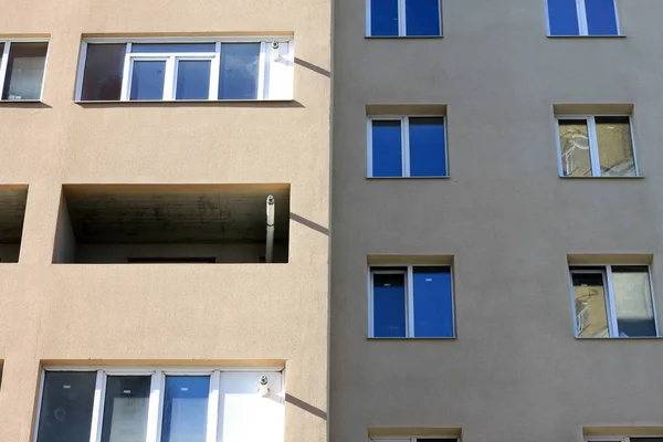 Fachada de um belo edifício moderno de vários andares com janelas e varandas — Fotografia de Stock