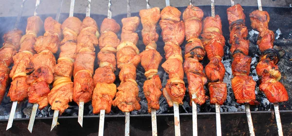 Leckeres rotes Fleisch auf dem Grill bei der Zubereitung von Dönerspießen — Stockfoto