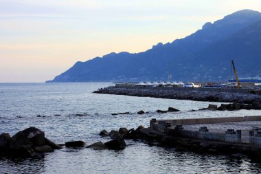 Deniz, dağlar ve güzel gökyüzü manzara akşam