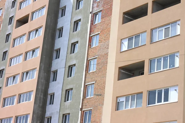 Fachada de belo edifício moderno de vários andares — Fotografia de Stock