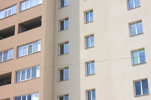 Facade of beautiful multi-storey modern building — Stock Photo, Image