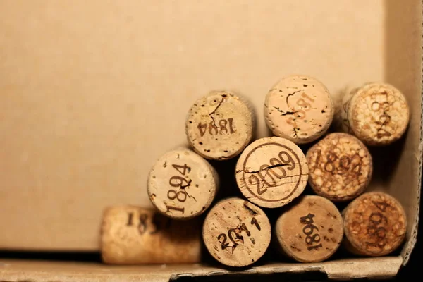 あいさつ文の用紙の背景に日付とワインのコルク栓 — ストック写真