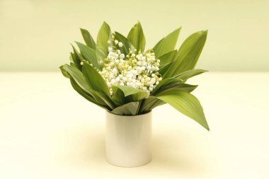 Beyaz lilyum vadi - geline düğün için çiçek buketi