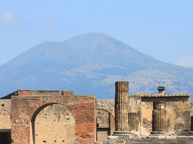 Pompeii Vezüv Yanardağı ile yıkıntıları