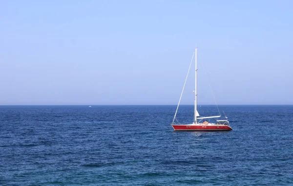 Yate solitario en el mar en verano en el complejo del sur — Foto de Stock