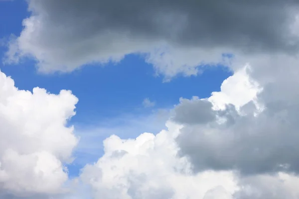 Azul céu fundo com nuvens brancas closeup — Fotografia de Stock