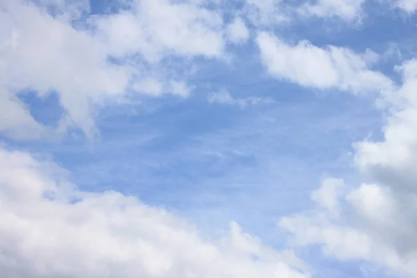 Modré pozadí oblohy s detailním bílé mraky — Stock fotografie
