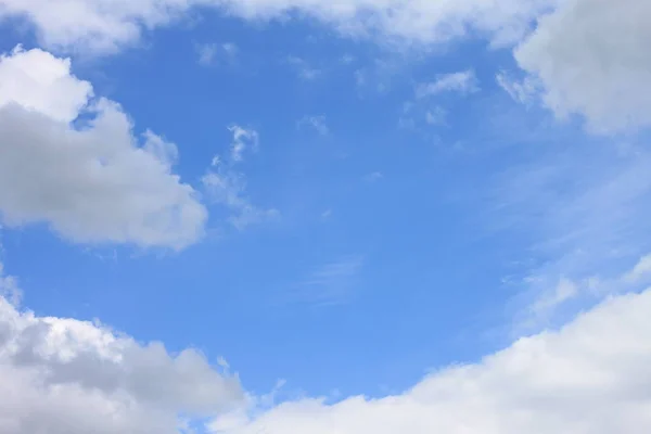 Modré pozadí oblohy s detailním bílé mraky — Stock fotografie
