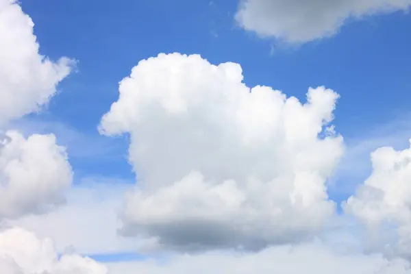 Azul céu fundo com nuvens brancas closeup — Fotografia de Stock
