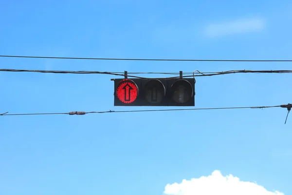 Sokak trafik işareti kırmızı sinyal ve gökyüzü arka plan üzerindeki oku — Stok fotoğraf