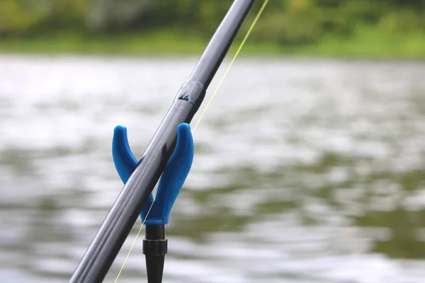 Caña de carbono para la pesca del alimentador con cable de alimentación de cerca — Foto de Stock