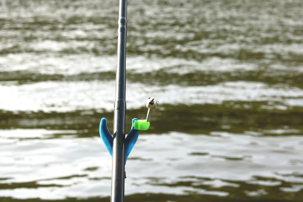 Szén-dioxid-bot feeder halászat a feeder kábel közelről — Stock Fotó