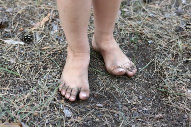 Bacaklar yere olmadan ayakkabı yakın çekim yaz aylarında çocuğunun