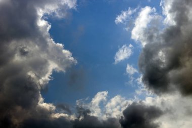 Mavi gökyüzü arka plan beyaz bulutlar closeup ile